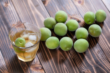 グラスに注いだ手作りの梅酒と青梅