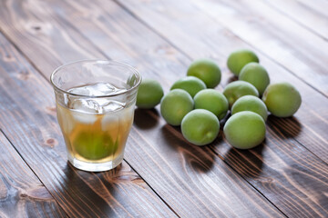 グラスに注いだ手作りの梅酒と青梅
