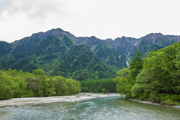 長野県　新緑の上高地　梓川