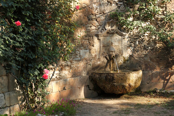 Brunnen auf einem Bauernhof im Vaucluse; Provence, Frankreich