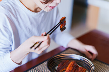 鰻　食べる　シニア　【 土用 の 丑の日 イメージ 】