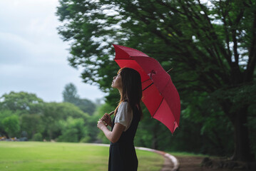 雨の日の女性
