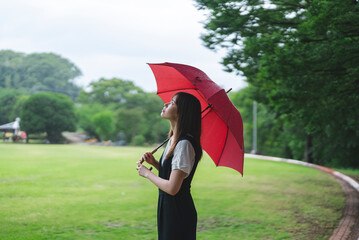 雨の日の女性