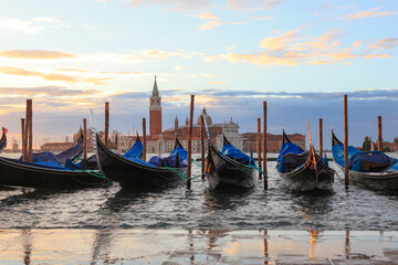 Fototapeta premium Gondeln an der Piazzetta vor dem Kloster und Insel San Giorgio Maggiore, Venedig, Italien