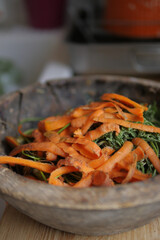 Bol d'épluchures de légumes 