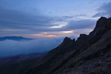 Fototapeta na wymiar 阿蘇山（高岳・中岳）登山「夜明け前の鷲ヶ峰と虎ヶ峰」