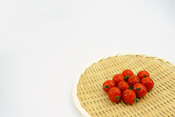 ザルの上に乗せた新鮮なプチトマト