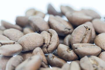 焙煎したコーヒー豆の拡大写真