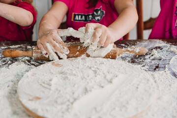 Obraz na płótnie Canvas hands kneading dough