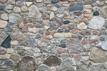 Mauerwerk aus runden Granit Natursteinen 