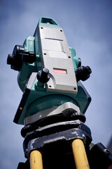 Naklejka premium Theodolite instrument for measuring land angles during construction.