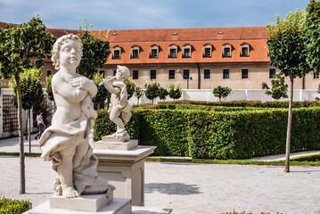Obraz premium Statues in Courtyard of Baroque Garden