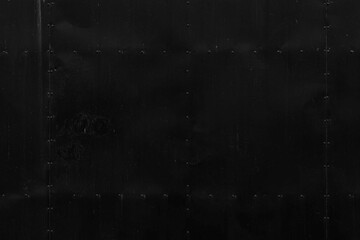 Antike schwarze Eisentürwand mit Nietenmuster und nahtlosem Hintergrund © torsakarin