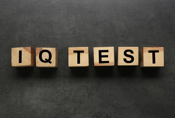 Obraz premium Cubes with text IQ Test on grey background, flat lay