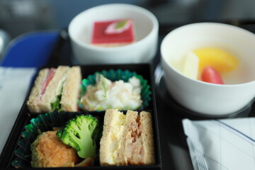 卵と照り焼きのサンドイッチの機内食