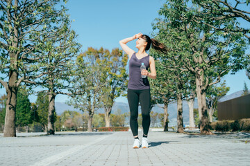 Fototapeta premium 運動中に水分補給する女性 