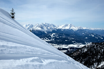 Skitour im Karwendel. Aussicht vom steilen Schneehang ins Wettersteingebirge