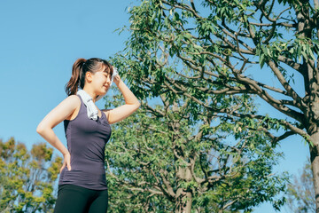 運動して疲労する女性

