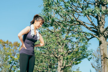 運動して疲労する女性

