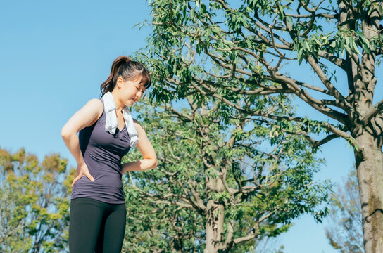 運動して疲労する女性
