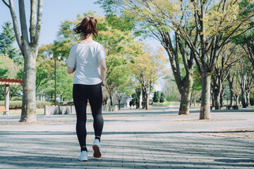 Fototapeta premium ウォーキング・運動する女性（後ろ姿） 