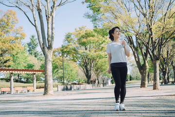 運動中に水を飲む女性（水分補給）
