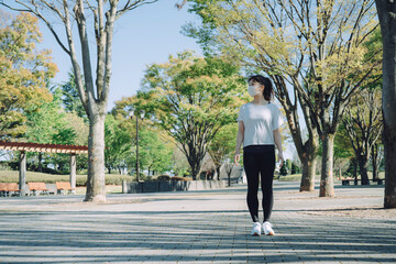 マスクをしながらトレーニングする女性
