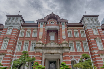 Obraz premium 東京都千代田区丸の内の東京駅周辺の雨の日の都市景観