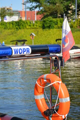 Ratownik wodny na patrolu w motorówce na rzece.  - obrazy, fototapety, plakaty