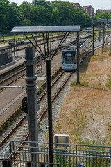 Intercity train that arrives, the station