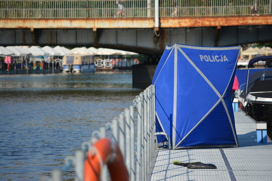 Policyjny parawan na marinie miejskiej zasłania zwłoki.