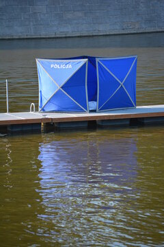 Policyjny parawan na marinie miejskiej zasłania zwłoki.