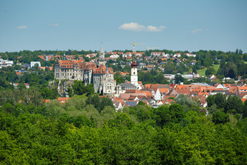 Fototapeta na wymiar Stadt Sigmaringen mit Ausblick auf das Hohenzollernschloss und auf St. Johann Kirche