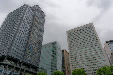 Fototapeta na wymiar 東京都千代田区丸の内の東京駅周辺の雨の日の都市景観
