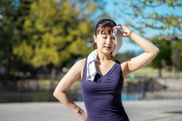 運動して疲労する女性
