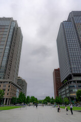 Obraz premium 東京都千代田区丸の内の東京駅周辺の雨の日の都市景観