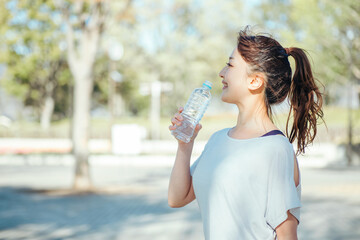 運動中に水を飲む女性
