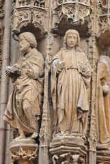 Fototapeta na wymiar detail of the facade of the church of Aranda Duero