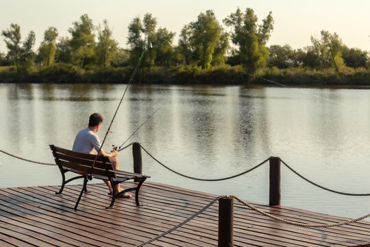 hombre pescando desde el muelle!!!