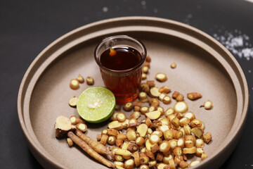 Close uo of slice kaempfers with honey and lime.