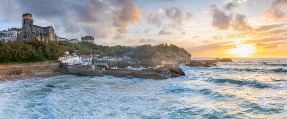 Église Sainte-Eugénie de Biarritz et le port au coucher de soleil , France © rochagneux
