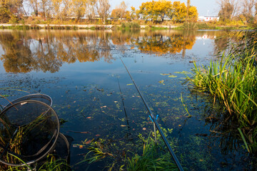 Łowienie ryb na spławik na kanale żerańskim jesienią. Falbet. Giełda samochodowa - obrazy, fototapety, plakaty