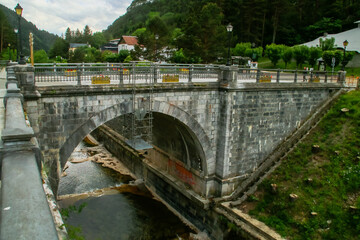 Puente de acceso a la estación internacional de Canfranc. Es una estación de ferrocarril ubicada...