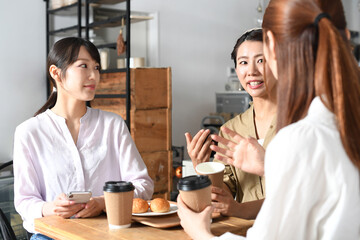 室内で会話する複数の女性のイメージ
