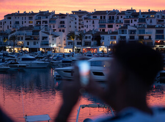 Precioso atardecer en un puerto mar&iacute;timo.