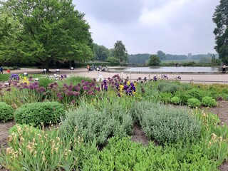 Blumenbeet vor Stadtparksee