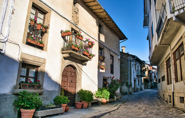 Calle con macetas y jardineras en la villa Puebla de Sanabria, provincia de Zamora, España