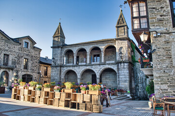 Hermosa terraza con jardineras en cajas de madera en la plaza mayor de Puebla de Sanabria con el ayuntamiento de fondo, España © David Andres