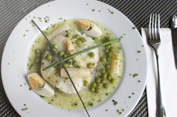 Merluza en salsa verde con huevo cocido y espárragos