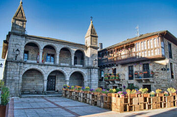 Plaza mayor y ayuntamiento de Puebla de Sanabria con hermosas jardineras, provincia de Zamora en España